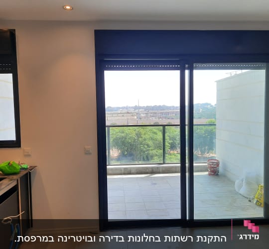 דלת הזזה מאלומיניום עם מסגרת שחורה